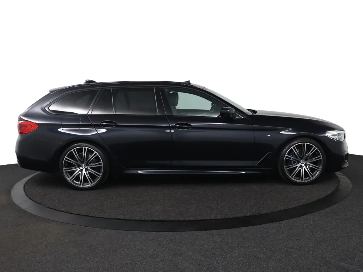 530i High Executive Edition Trekhaak | Panoramadak | Head-Up Display | Driving Assistant Plus | Harman Kardon | Comfortstoelen