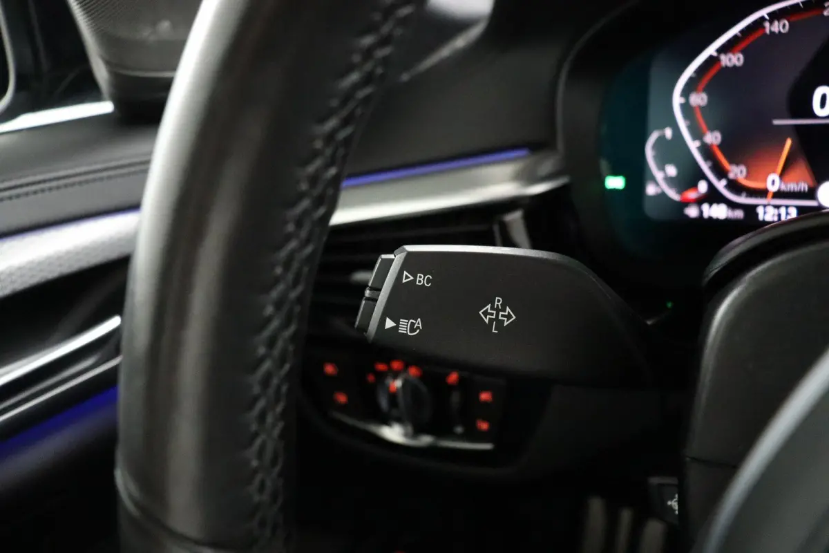 530i High Executive Edition Trekhaak | Panoramadak | Head-Up Display | Driving Assistant Plus | Harman Kardon | Comfortstoelen
