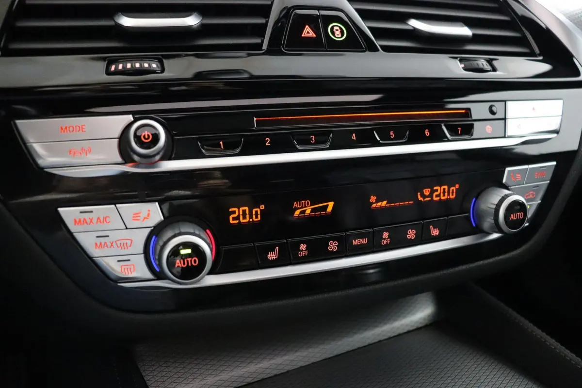530i High Executive Edition Trekhaak | Panoramadak | Head-Up Display | Driving Assistant Plus | Harman Kardon | Comfortstoelen
