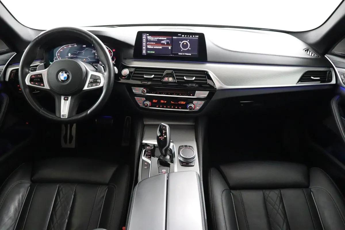530i High Executive Edition Trekhaak | Panoramadak | Head-Up Display | Driving Assistant Plus | Harman Kardon | Comfortstoelen