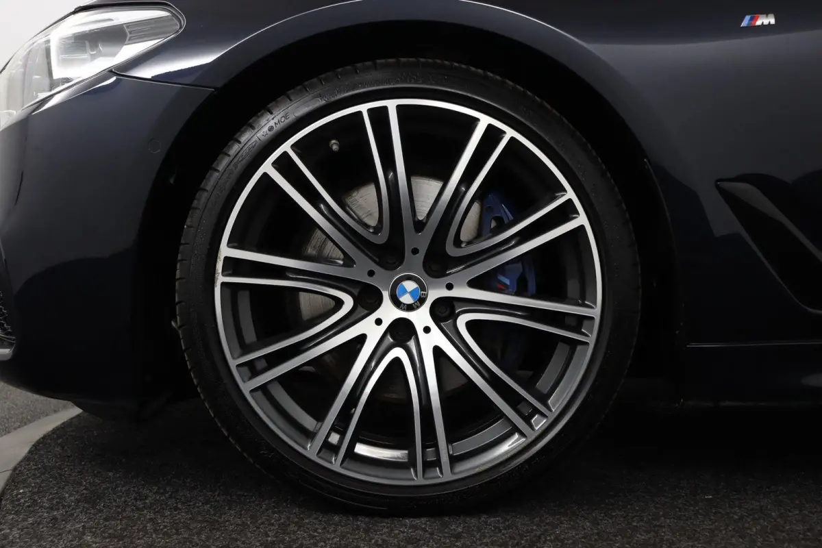 530i High Executive Edition Trekhaak | Panoramadak | Head-Up Display | Driving Assistant Plus | Harman Kardon | Comfortstoelen