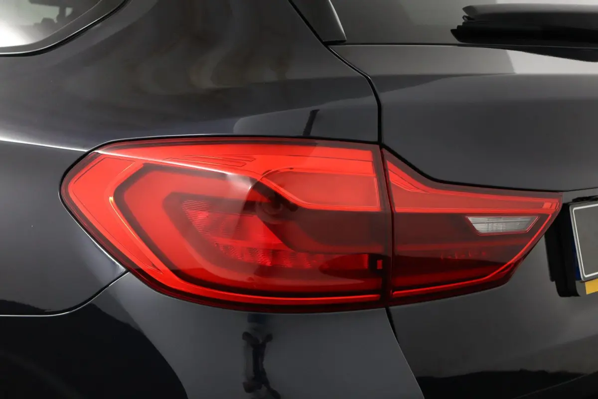 530i High Executive Edition Trekhaak | Panoramadak | Head-Up Display | Driving Assistant Plus | Harman Kardon | Comfortstoelen
