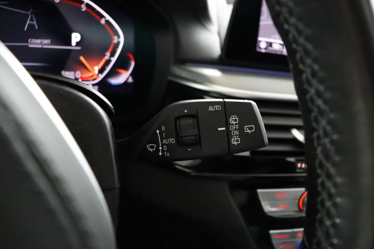 530i High Executive Edition Trekhaak | Panoramadak | Head-Up Display | Driving Assistant Plus | Harman Kardon | Comfortstoelen