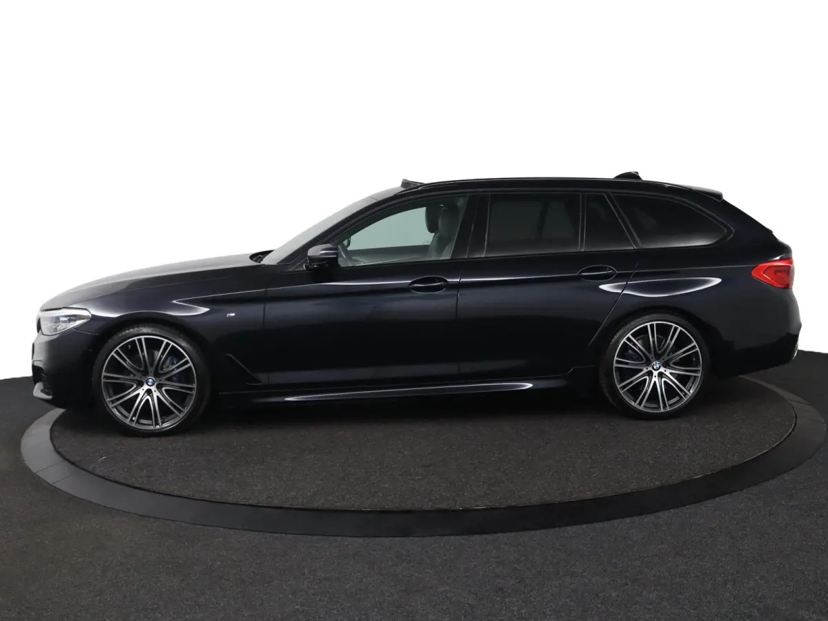 530i High Executive Edition Trekhaak | Panoramadak | Head-Up Display | Driving Assistant Plus | Harman Kardon | Comfortstoelen