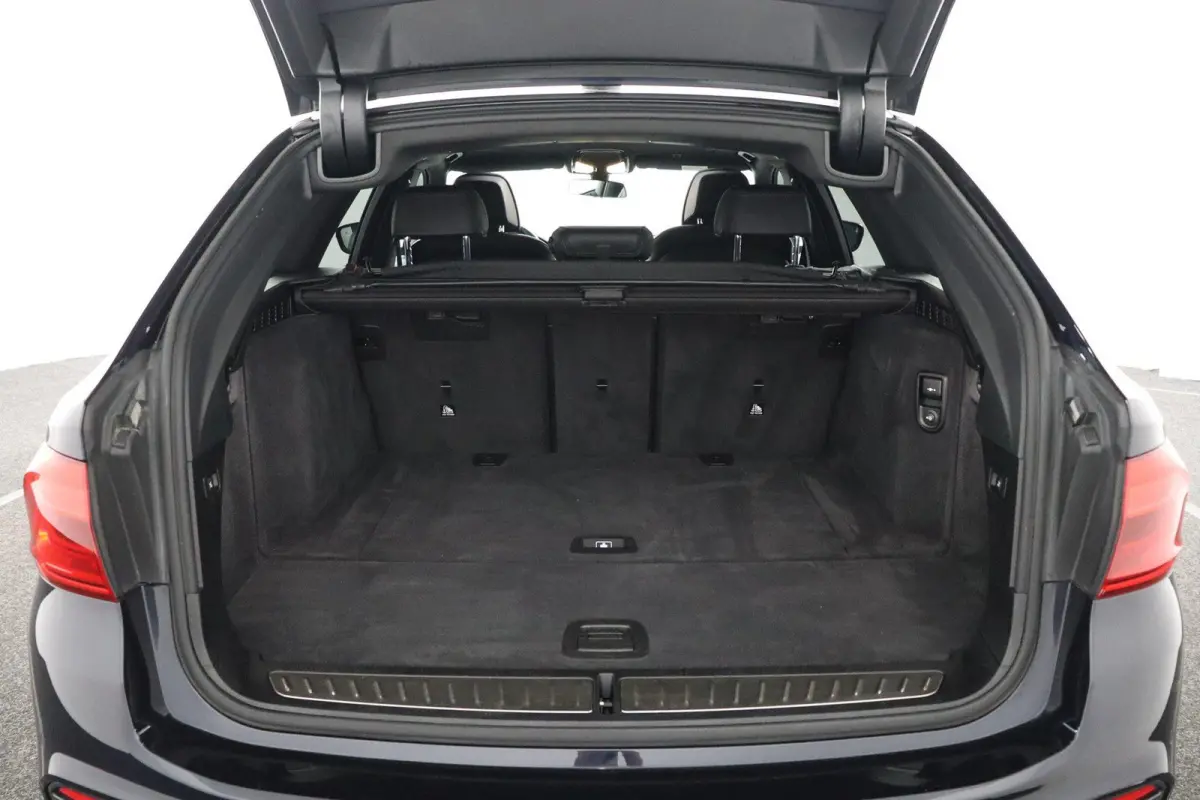 530i High Executive Edition Trekhaak | Panoramadak | Head-Up Display | Driving Assistant Plus | Harman Kardon | Comfortstoelen