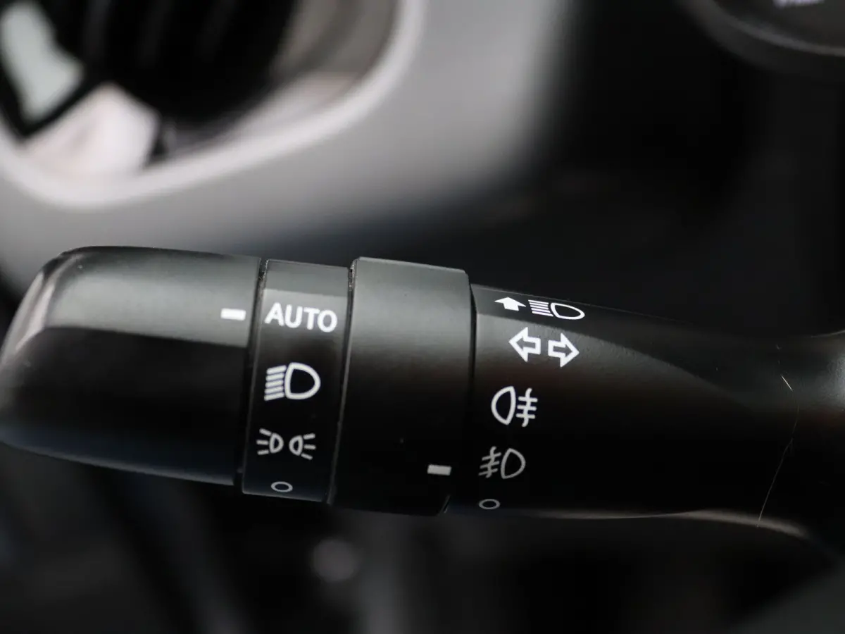 1.0 VVT-i x-joy Apple Carplay/Android Auto | Climate