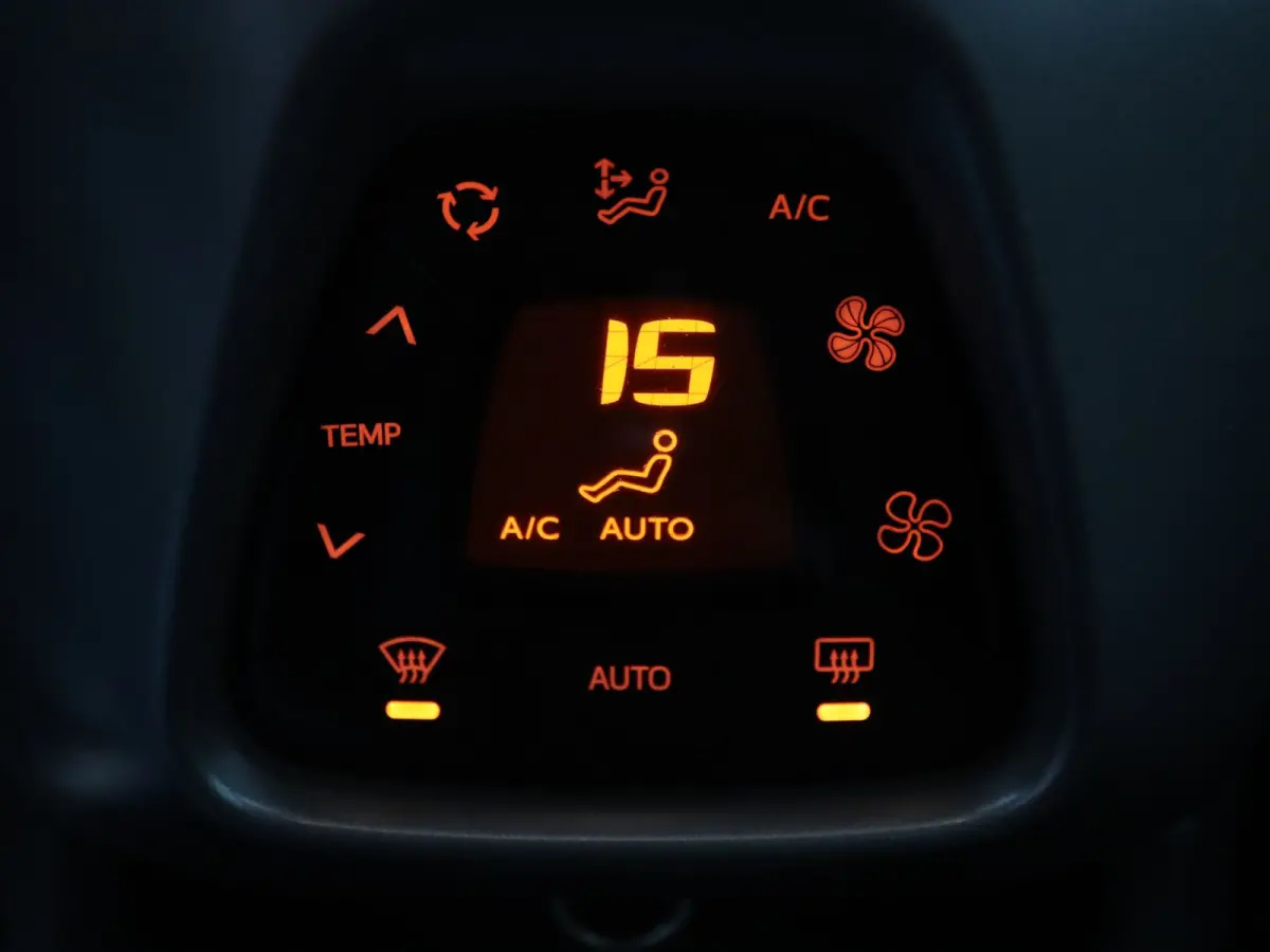 1.0 VVT-i x-joy Apple Carplay/Android Auto | Climate