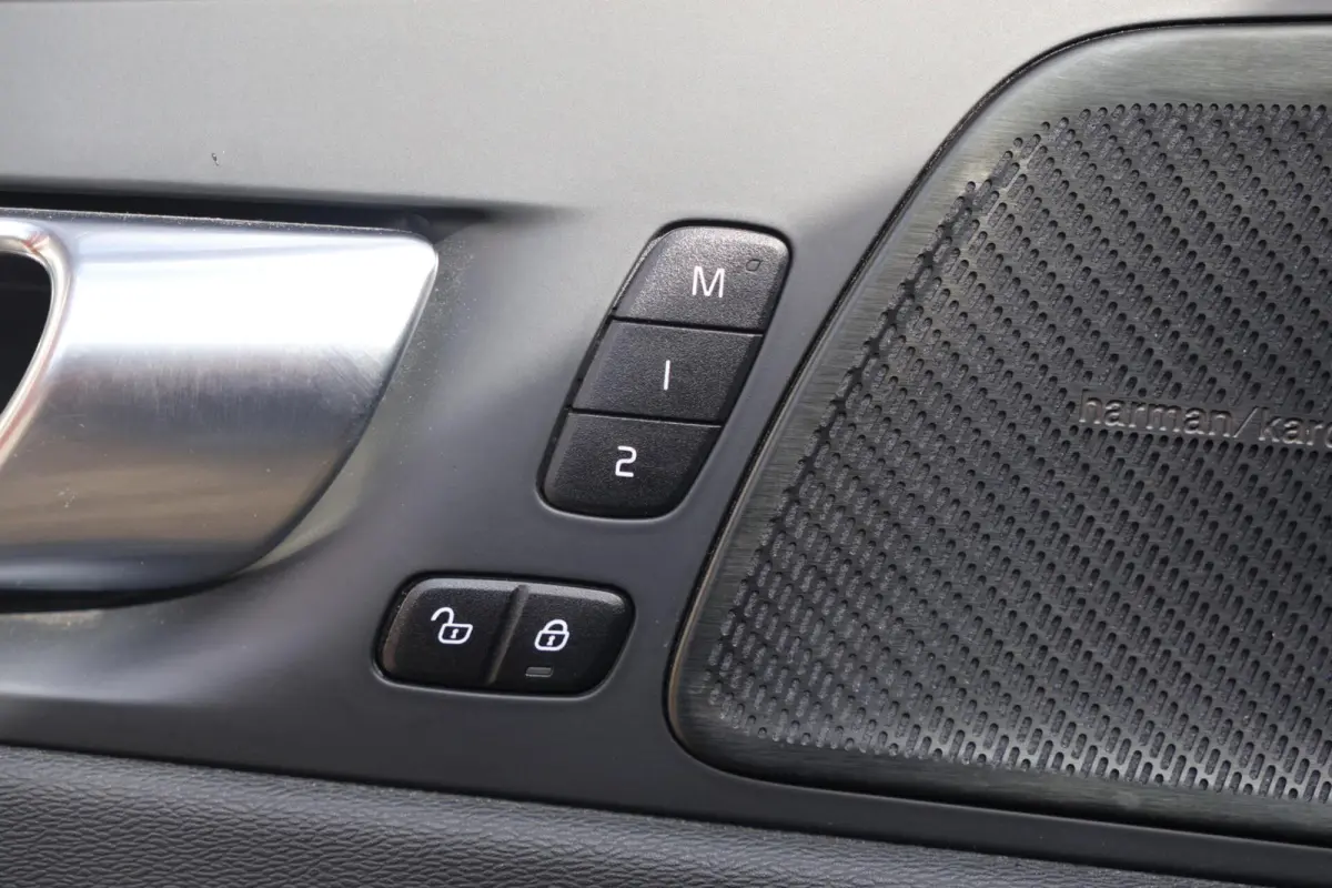 T6 Recharge AWD R-Design | Stoelverwarming & Koeling | 360° Camera | Panoramadak | Long Range | H/K | Keyless