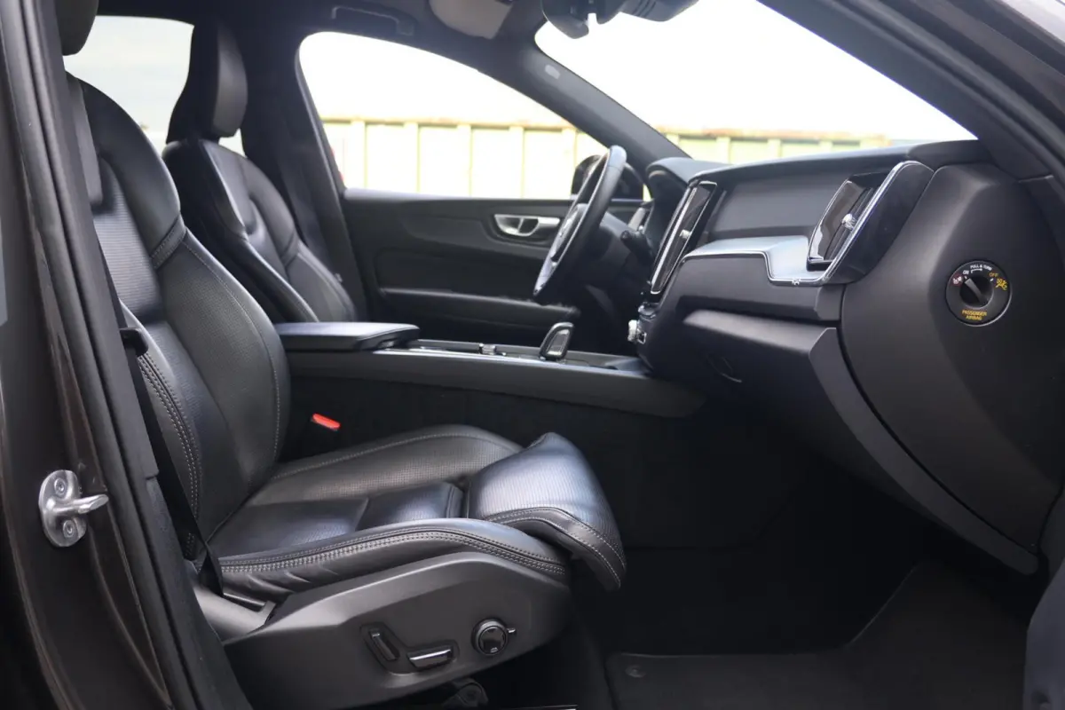 T6 Recharge AWD R-Design | Stoelverwarming & Koeling | 360° Camera | Panoramadak | Long Range | H/K | Keyless