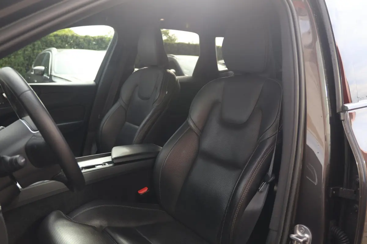 T6 Recharge AWD R-Design | Stoelverwarming & Koeling | 360° Camera | Panoramadak | Long Range | H/K | Keyless