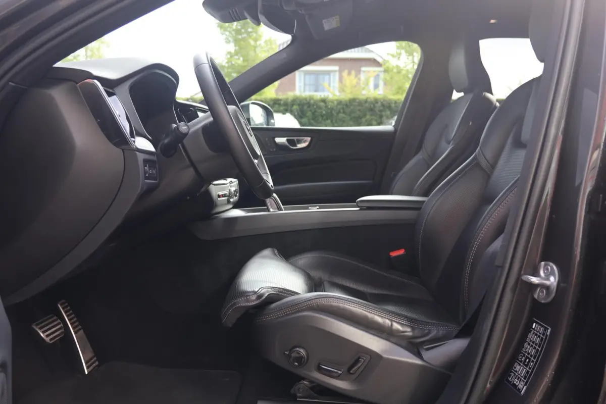 T6 Recharge AWD R-Design | Stoelverwarming & Koeling | 360° Camera | Panoramadak | Long Range | H/K | Keyless
