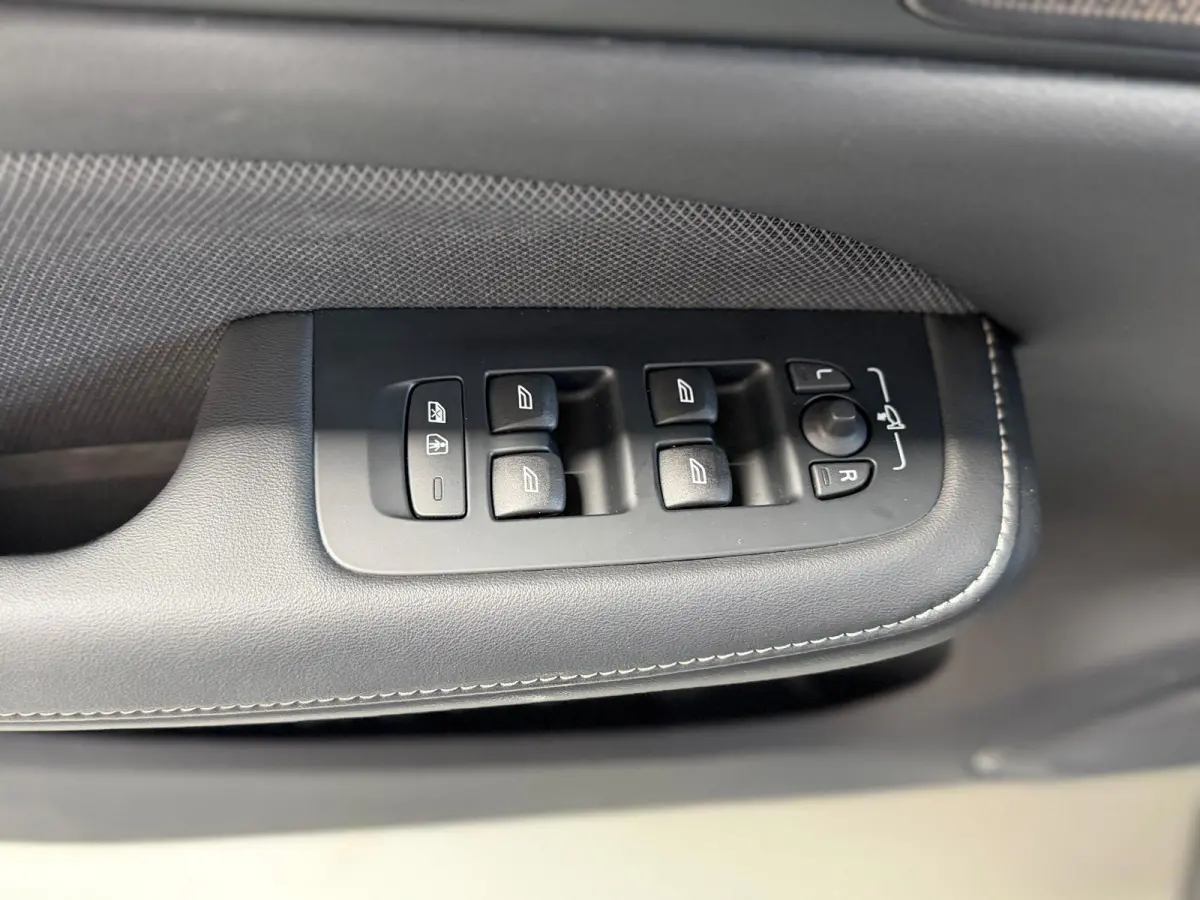 2.0 T6 Plug-in hybrid AWD Ultra Dark, Pano, HUD, Leer, Elektrische stoelen, stoel/Stuurverwarming, Harman kardon,