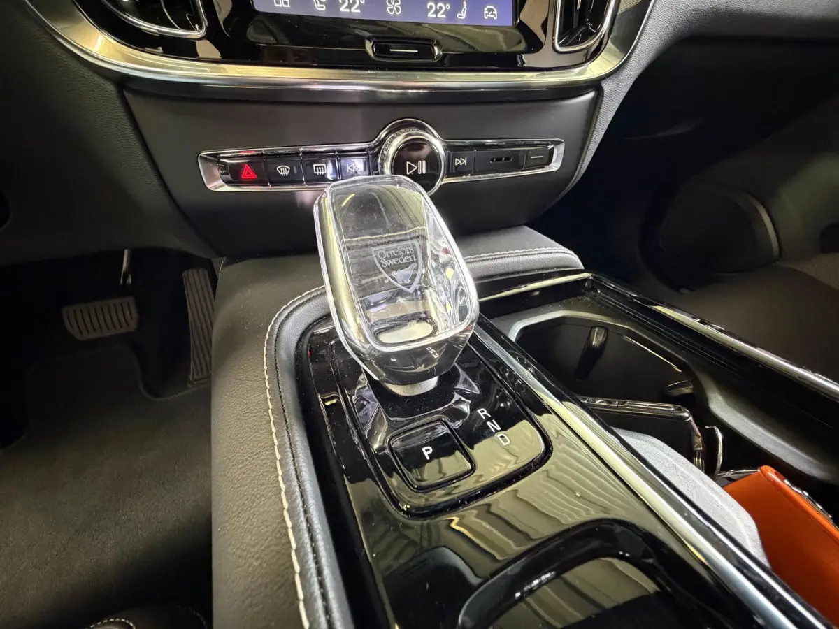 2.0 T6 Plug-in hybrid AWD Ultra Dark, Pano, HUD, Leer, Elektrische stoelen, stoel/Stuurverwarming, Harman kardon,