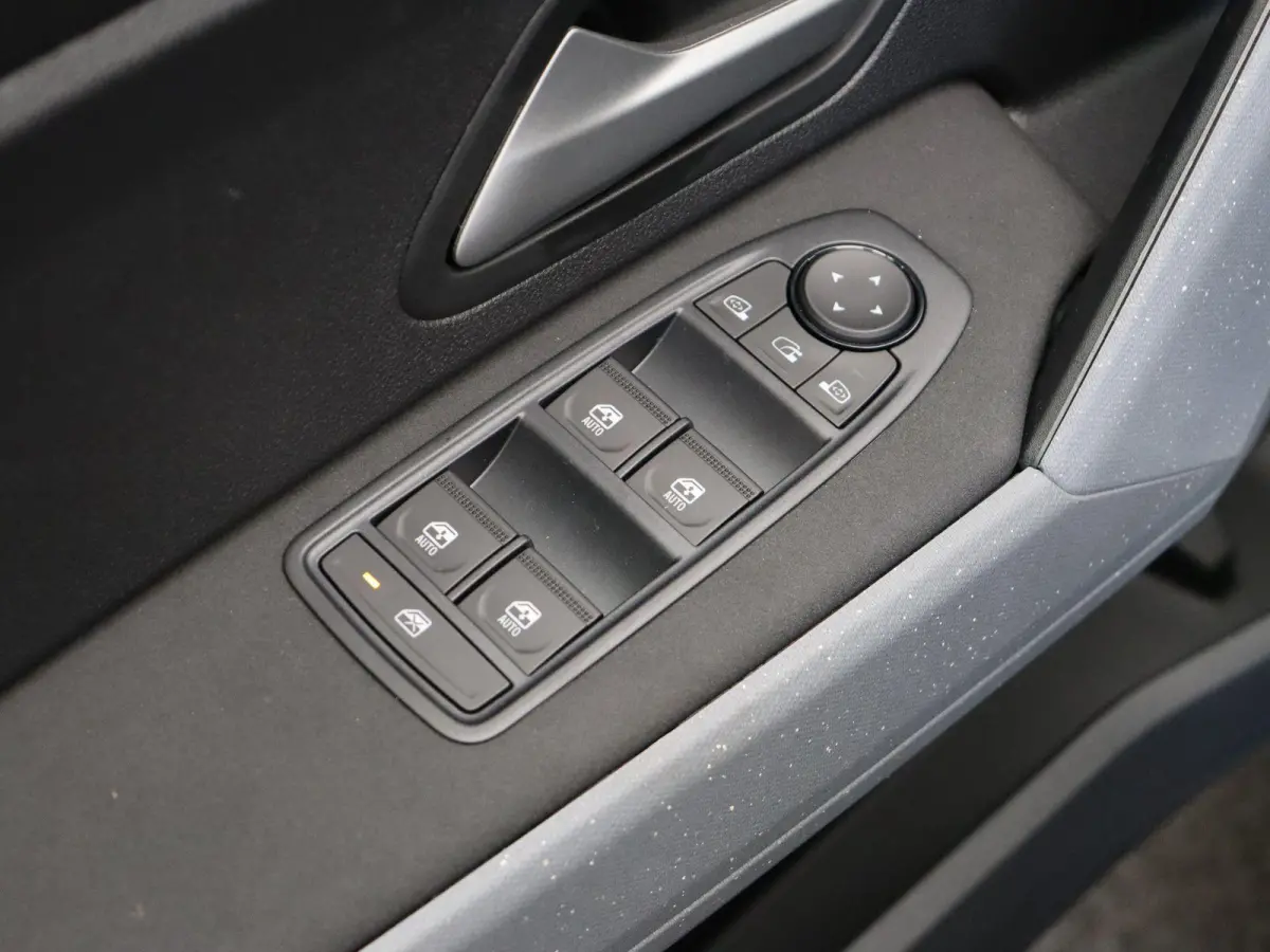 Mild Hybrid-G 140pk Journey | Schuif kanteldak | Stoel en stuurverwarming | Voorruit verwarming | Elektrische achterklep |