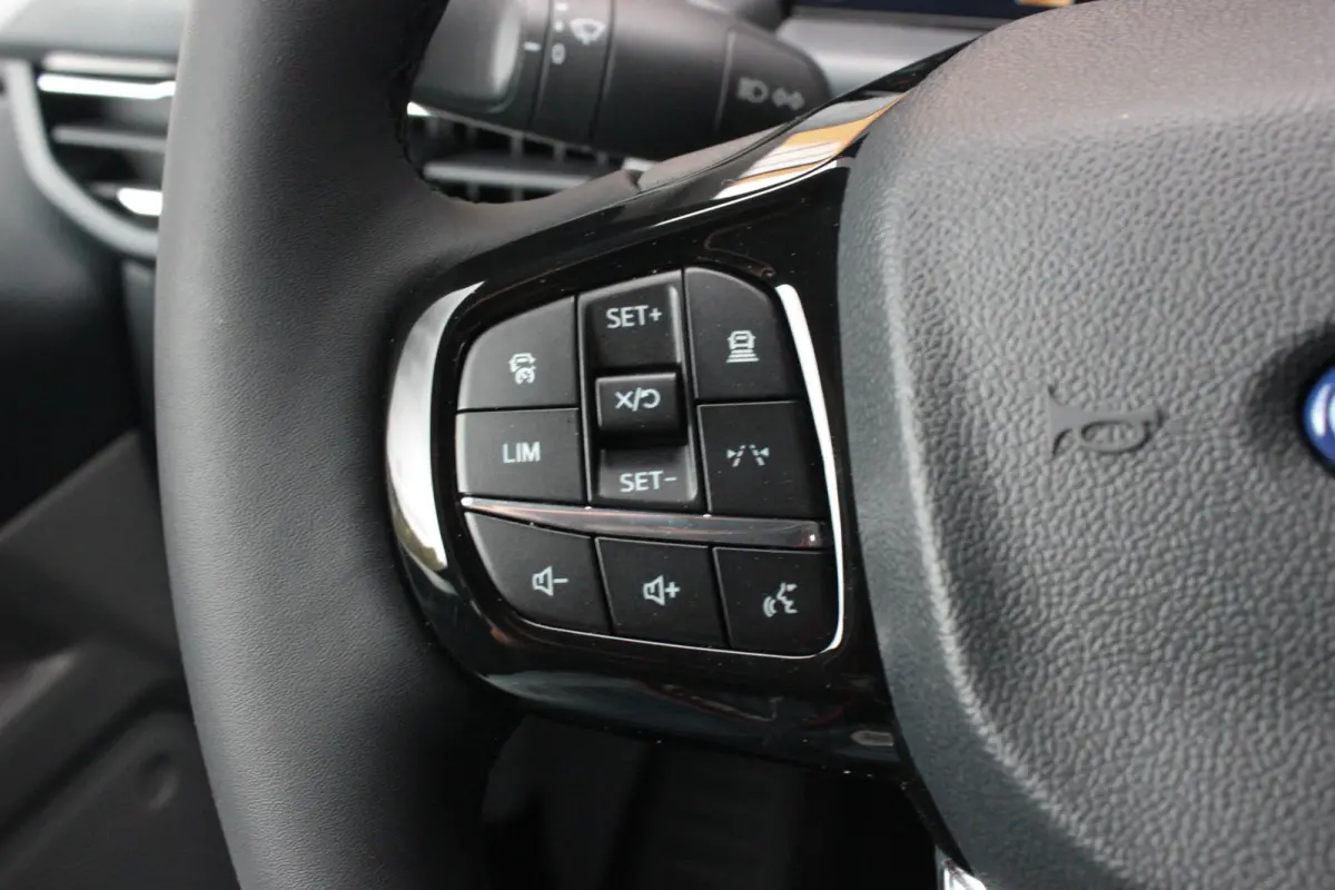 320 L2H1 Limited 71 kWh DC DUBBEL CABINE / JB-EDITON / CAMERA / 370KM RANGE / APPLE CARPLAY DRIVERS- PACK