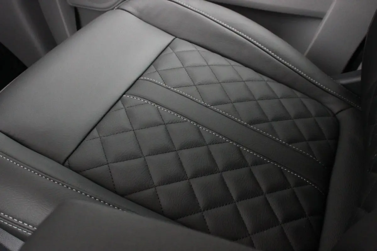 320 L2H1 Limited 71 kWh DC DUBBEL CABINE / JB-EDITON / CAMERA / 370KM RANGE / APPLE CARPLAY DRIVERS- PACK