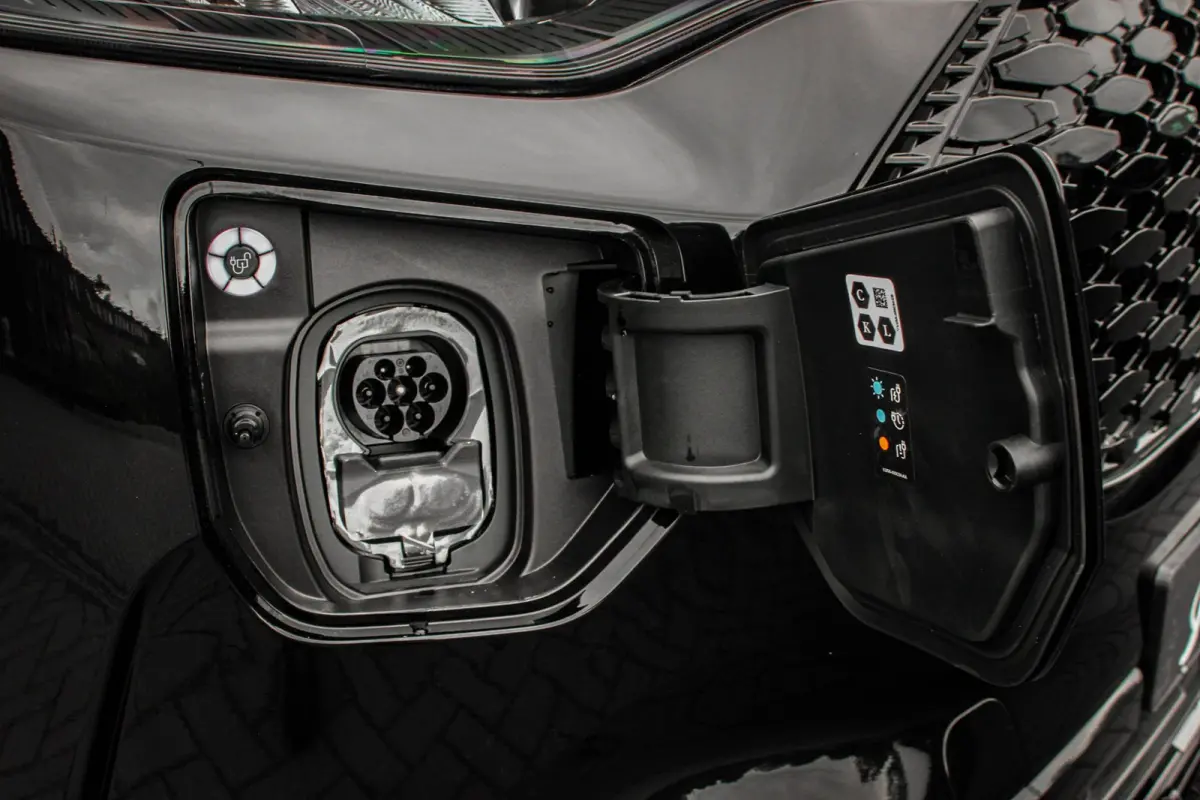 320 L2H1 Limited 71 kWh DC DUBBEL CABINE / JB-EDITON / CAMERA / 370KM RANGE / APPLE CARPLAY DRIVERS- PACK