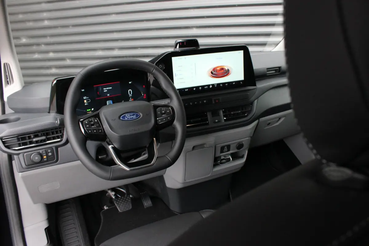 320 L2H1 Limited 71 kWh DC DUBBEL CABINE / JB-EDITON / CAMERA / 370KM RANGE / APPLE CARPLAY DRIVERS- PACK