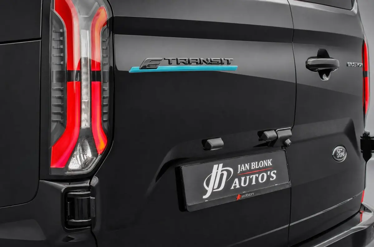 320 L2H1 Limited 71 kWh DC DUBBEL CABINE / JB-EDITON / CAMERA / 370KM RANGE / APPLE CARPLAY DRIVERS- PACK