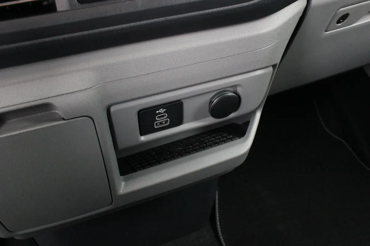 320 L2H1 Limited 71 kWh DC DUBBEL CABINE / JB- EDITON / CAMERA / 370KM RANGE / APPLE CARPLAY DRIVERS- PACK