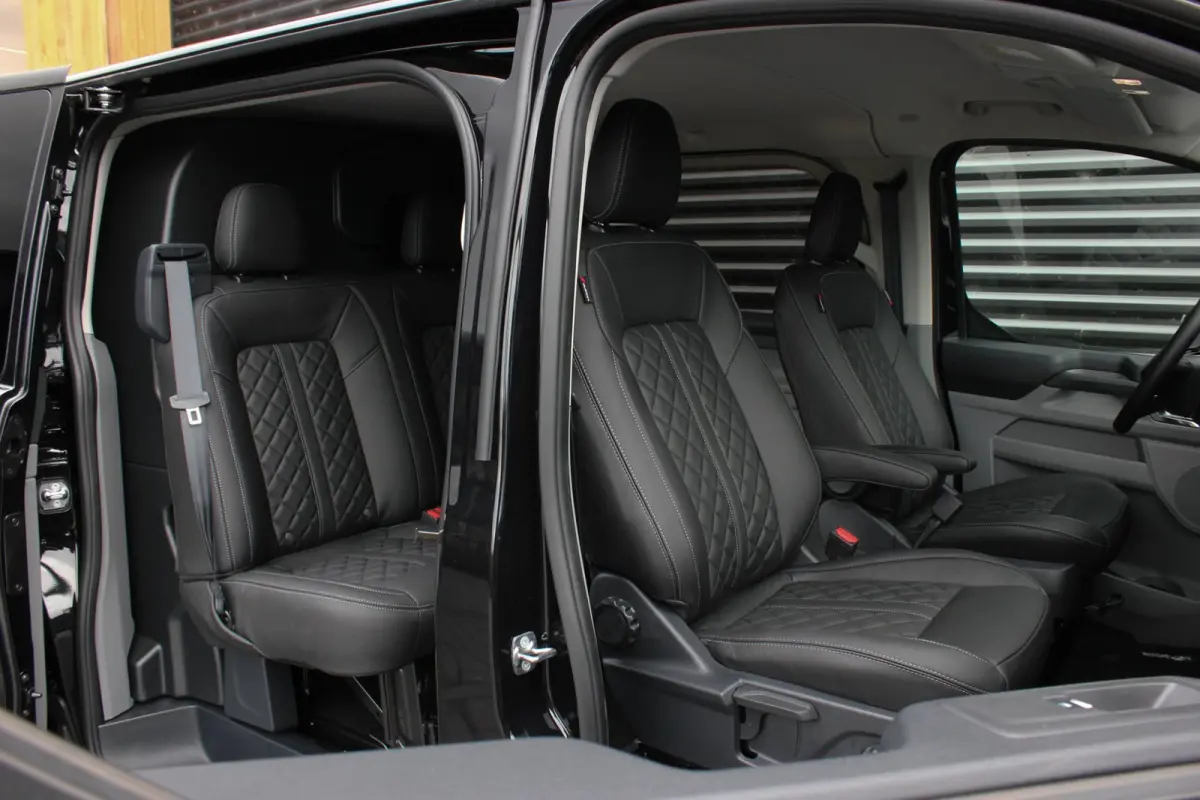 320 L2H1 Limited 71 kWh DC DUBBEL CABINE / JB- EDITON / CAMERA / 370KM RANGE / APPLE CARPLAY DRIVERS- PACK
