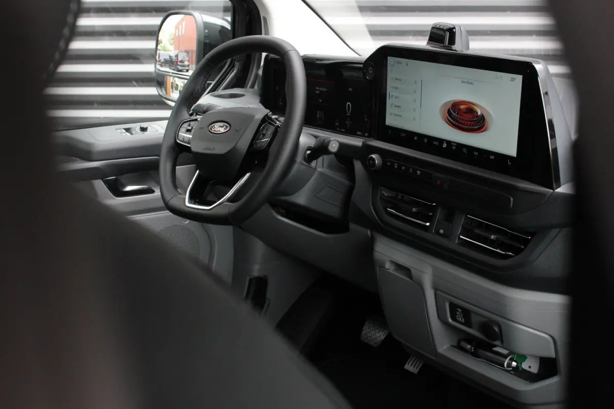 320 L2H1 Limited 71 kWh DC DUBBEL CABINE / JB- EDITON / CAMERA / 370KM RANGE / APPLE CARPLAY DRIVERS- PACK