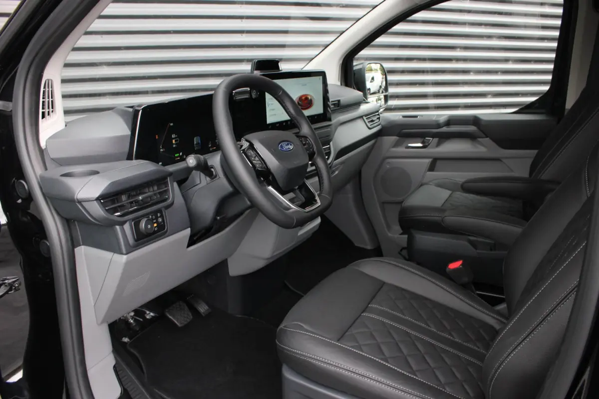 320 L2H1 Limited 71 kWh DC DUBBEL CABINE / JB- EDITON / CAMERA / 370KM RANGE / APPLE CARPLAY DRIVERS- PACK