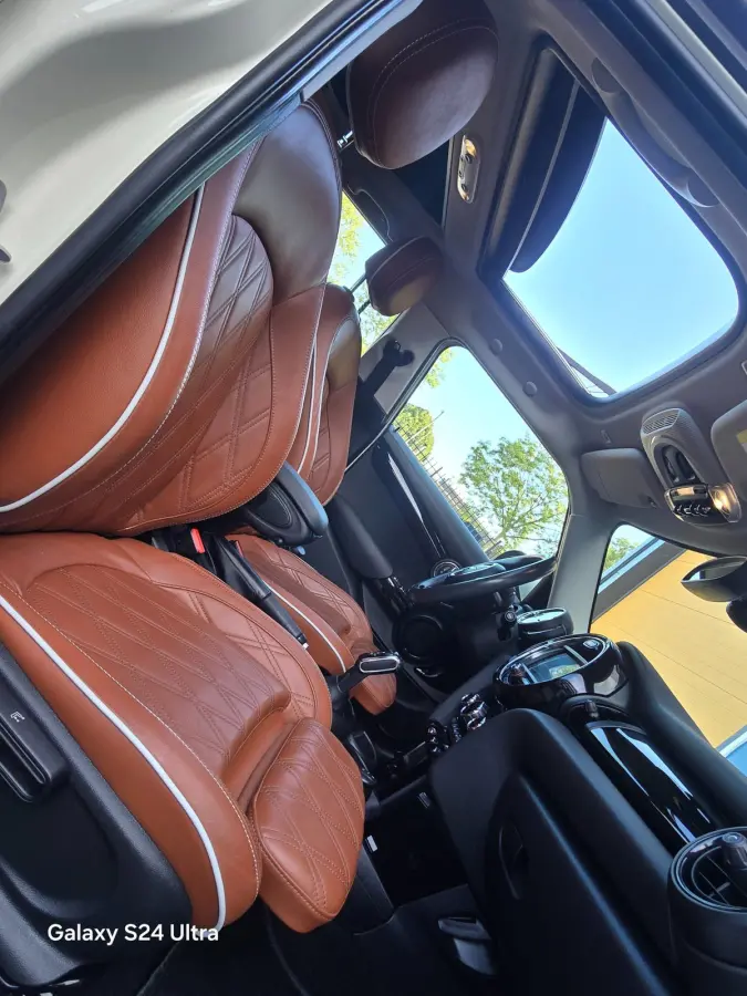 1.5 Cooper 60 Years Edition / Aut / 5 Deurs / Open Pano / Cognac Leder / Navi / Camera / Led / Pdc / 17 Inch