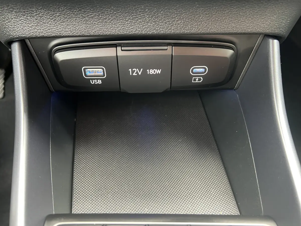 1.0 T-GDI 100pk Premium | Carplay | Climate control | Cruise control | Stoel/stuurverwarming | Camera | Parkeersensoren | DAB | Premium Audio | Lichtmetalen velgen | Navigatie