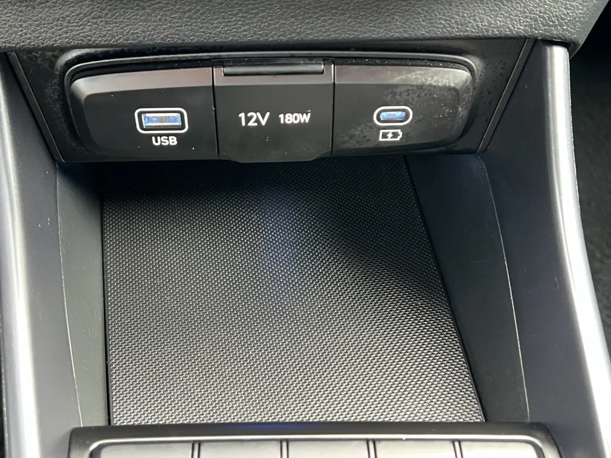 1.0 T-GDI 100pk Premium | Carplay | Climate control | Cruise control | Stoel/stuurverwarming | Camera | Parkeersensoren | DAB | Premium Audio | Lichtmetalen velgen | Navigatie
