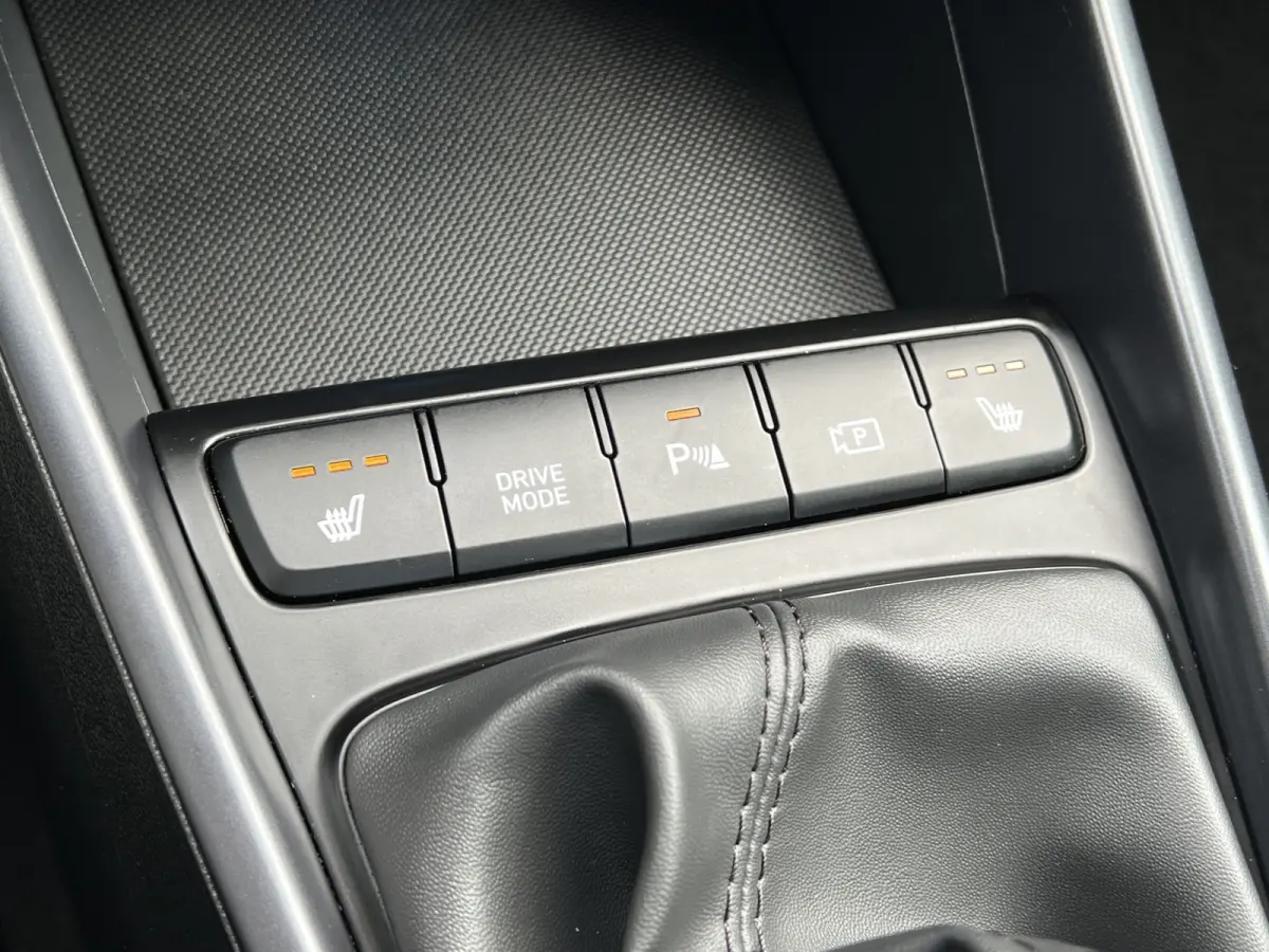 1.0 T-GDI 100pk Premium | Carplay | Climate control | Cruise control | Stoel/stuurverwarming | Camera | Parkeersensoren | DAB | Premium Audio | Lichtmetalen velgen | Navigatie