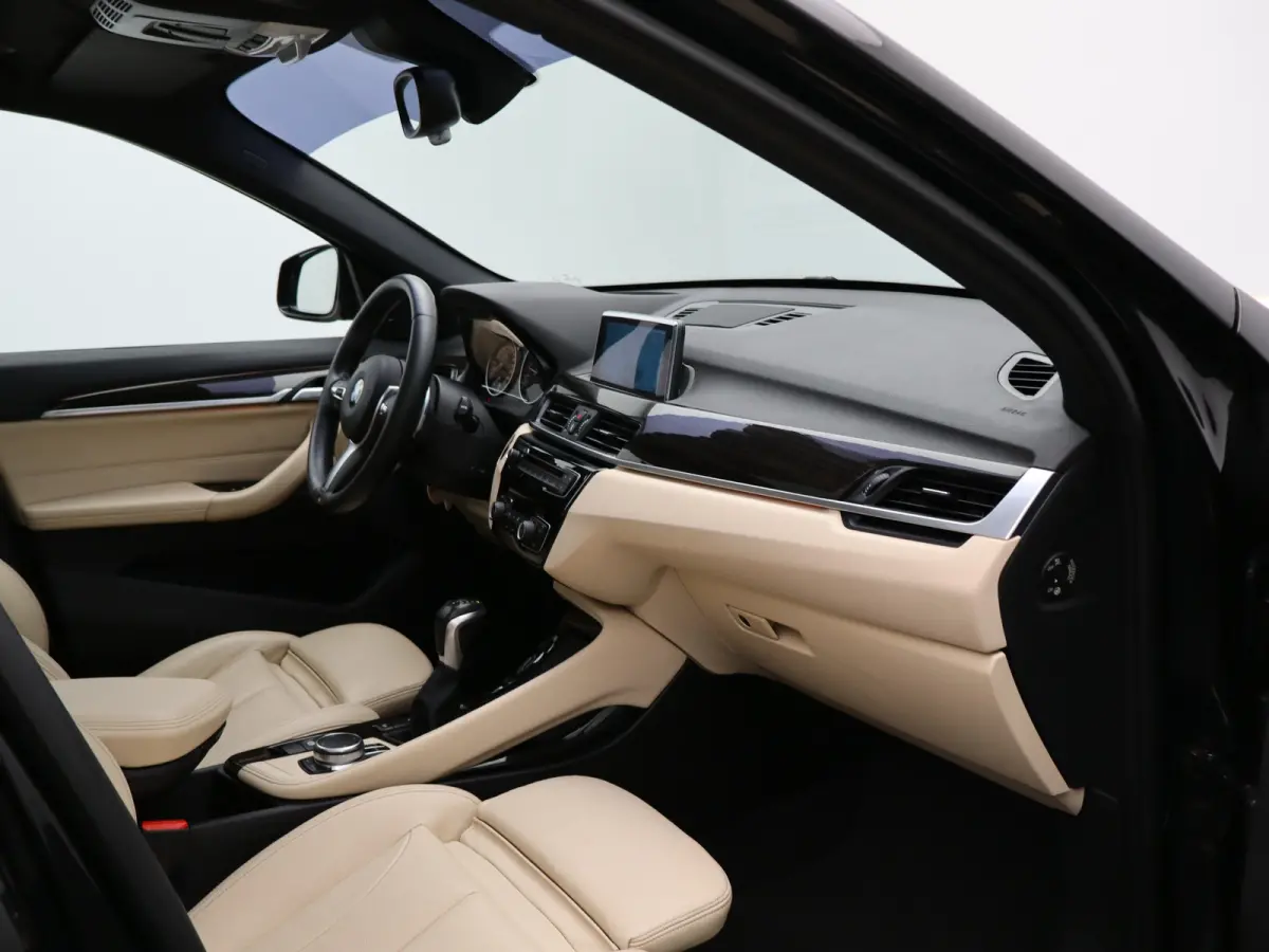 xDrive25i Centennial High Executive | Audio-navigatie full map | Bandenspanningscontrolesysteem | Bluetooth telefoonvoorbereiding