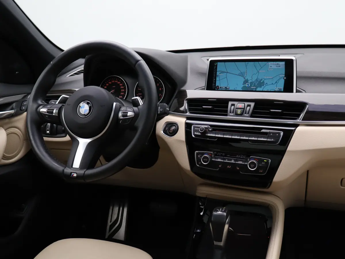 xDrive25i Centennial High Executive | Audio-navigatie full map | Bandenspanningscontrolesysteem | Bluetooth telefoonvoorbereiding