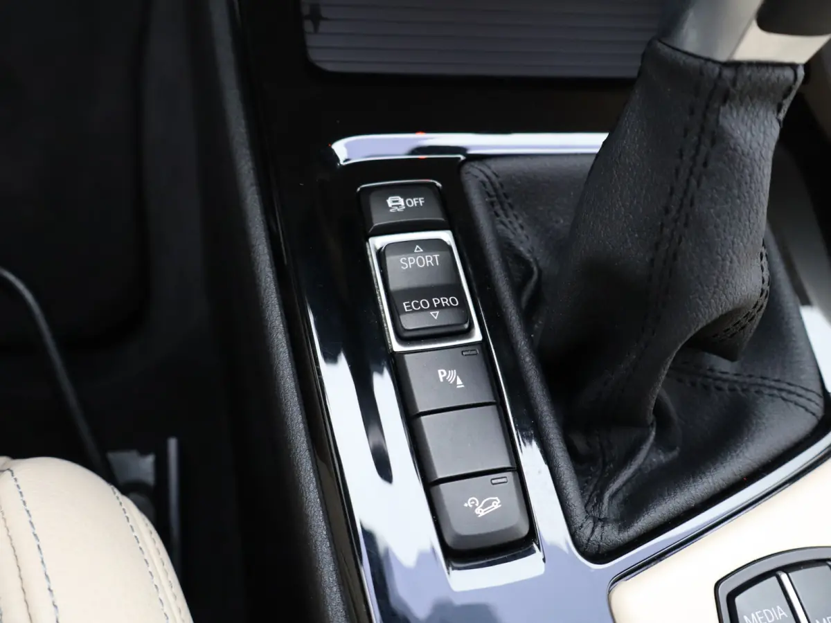 xDrive25i Centennial High Executive | Audio-navigatie full map | Bandenspanningscontrolesysteem | Bluetooth telefoonvoorbereiding