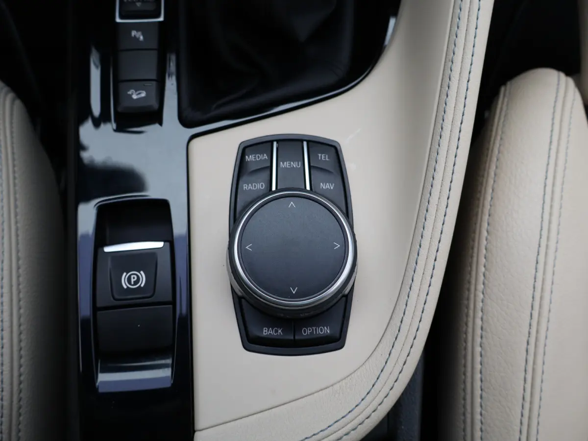 xDrive25i Centennial High Executive | Audio-navigatie full map | Bandenspanningscontrolesysteem | Bluetooth telefoonvoorbereiding
