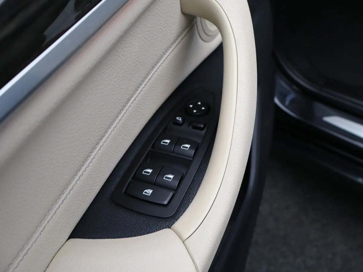 xDrive25i Centennial High Executive | Audio-navigatie full map | Bandenspanningscontrolesysteem | Bluetooth telefoonvoorbereiding