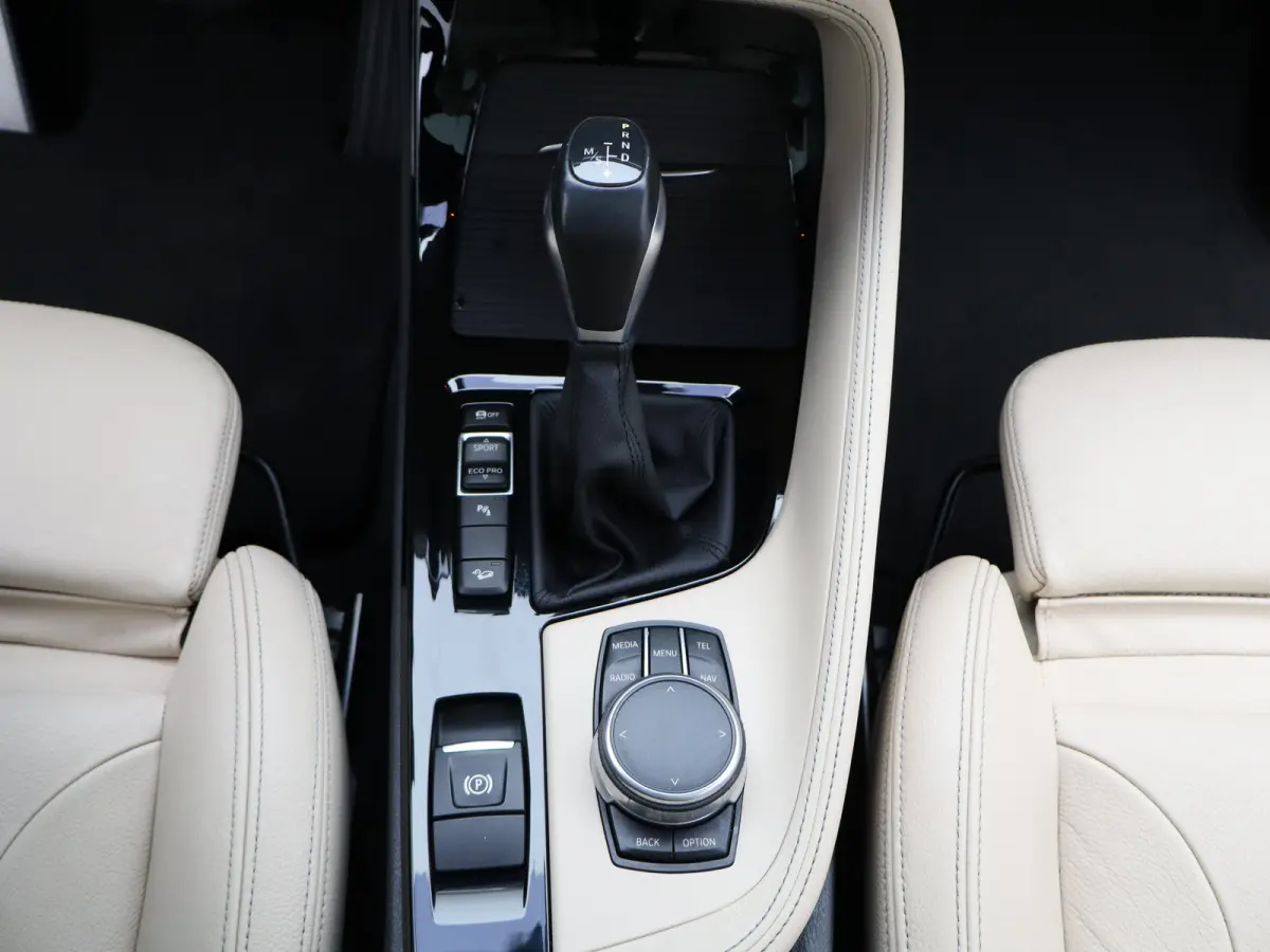 xDrive25i Centennial High Executive | Audio-navigatie full map | Bandenspanningscontrolesysteem | Bluetooth telefoonvoorbereiding
