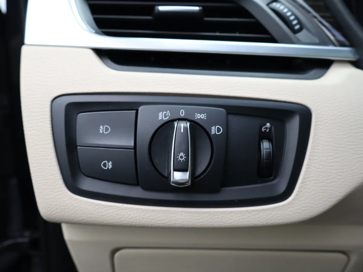 xDrive25i Centennial High Executive | Audio-navigatie full map | Bandenspanningscontrolesysteem | Bluetooth telefoonvoorbereiding