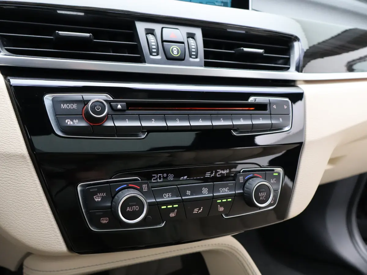 xDrive25i Centennial High Executive | Audio-navigatie full map | Bandenspanningscontrolesysteem | Bluetooth telefoonvoorbereiding