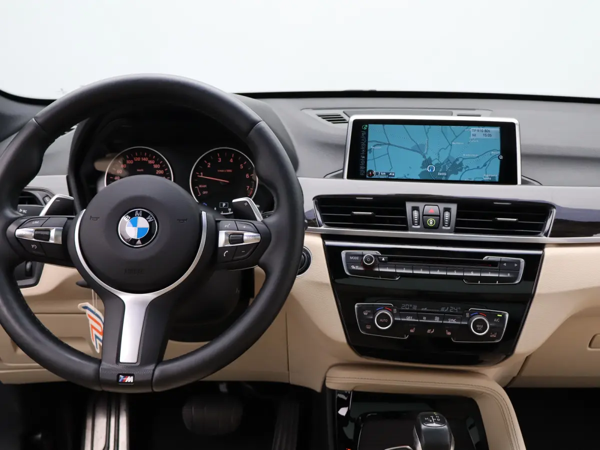 xDrive25i Centennial High Executive | Audio-navigatie full map | Bandenspanningscontrolesysteem | Bluetooth telefoonvoorbereiding