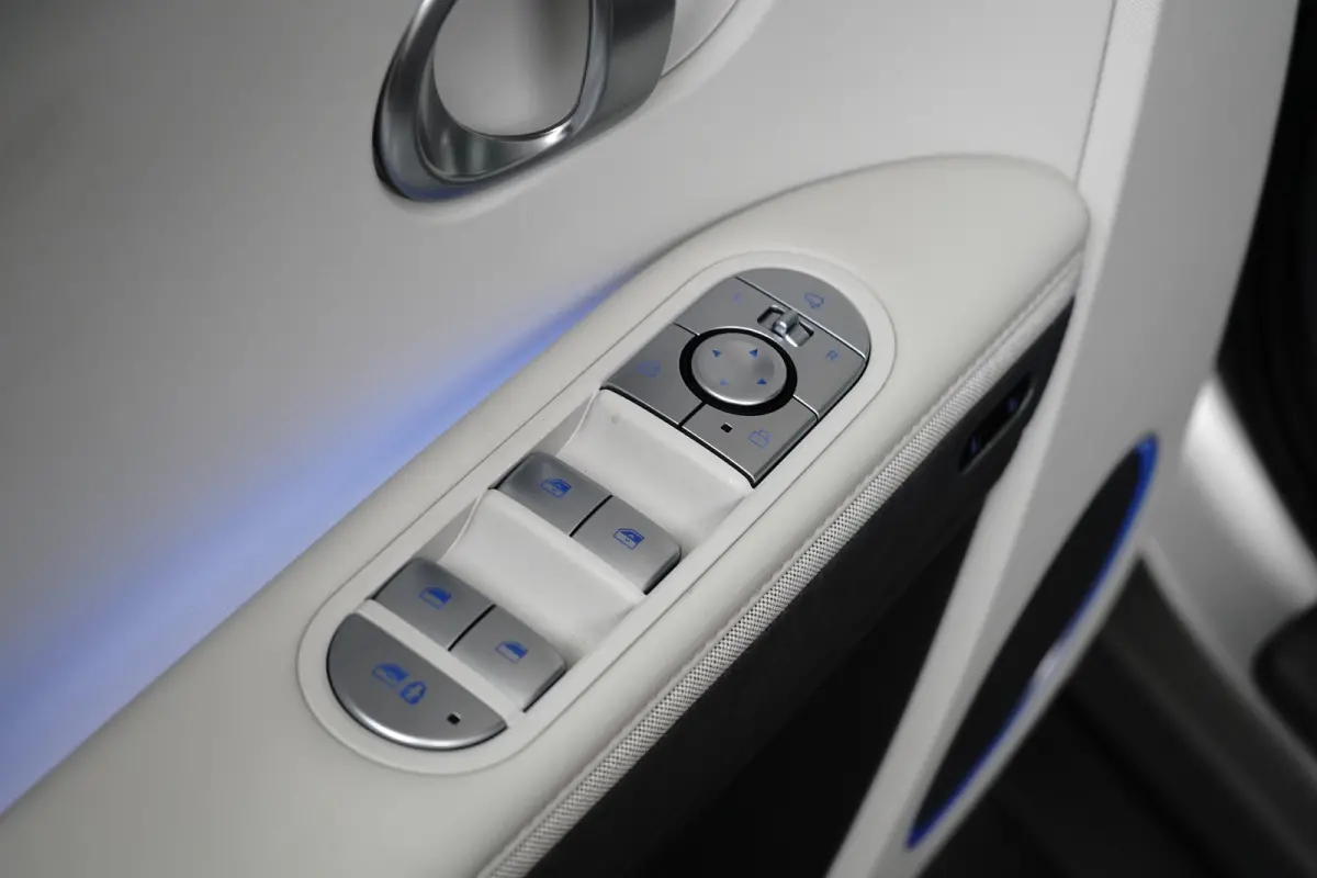 Lounge 77.4 kWh | Achterstoelen verwarmd | Achteruitrij assistent | Airco (automatisch)