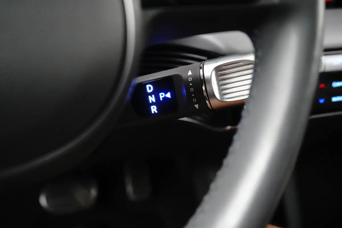 Lounge 77.4 kWh | Achterstoelen verwarmd | Achteruitrij assistent | Airco (automatisch)