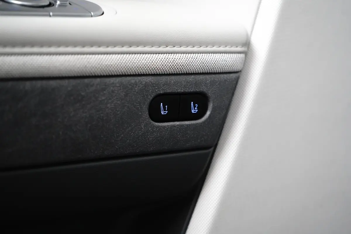Lounge 77.4 kWh | Achterstoelen verwarmd | Achteruitrij assistent | Airco (automatisch)