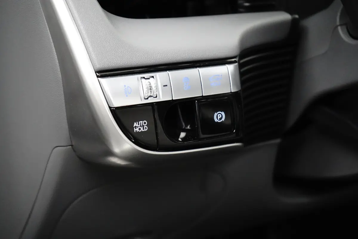 Lounge 77.4 kWh | Achterstoelen verwarmd | Achteruitrij assistent | Airco (automatisch)