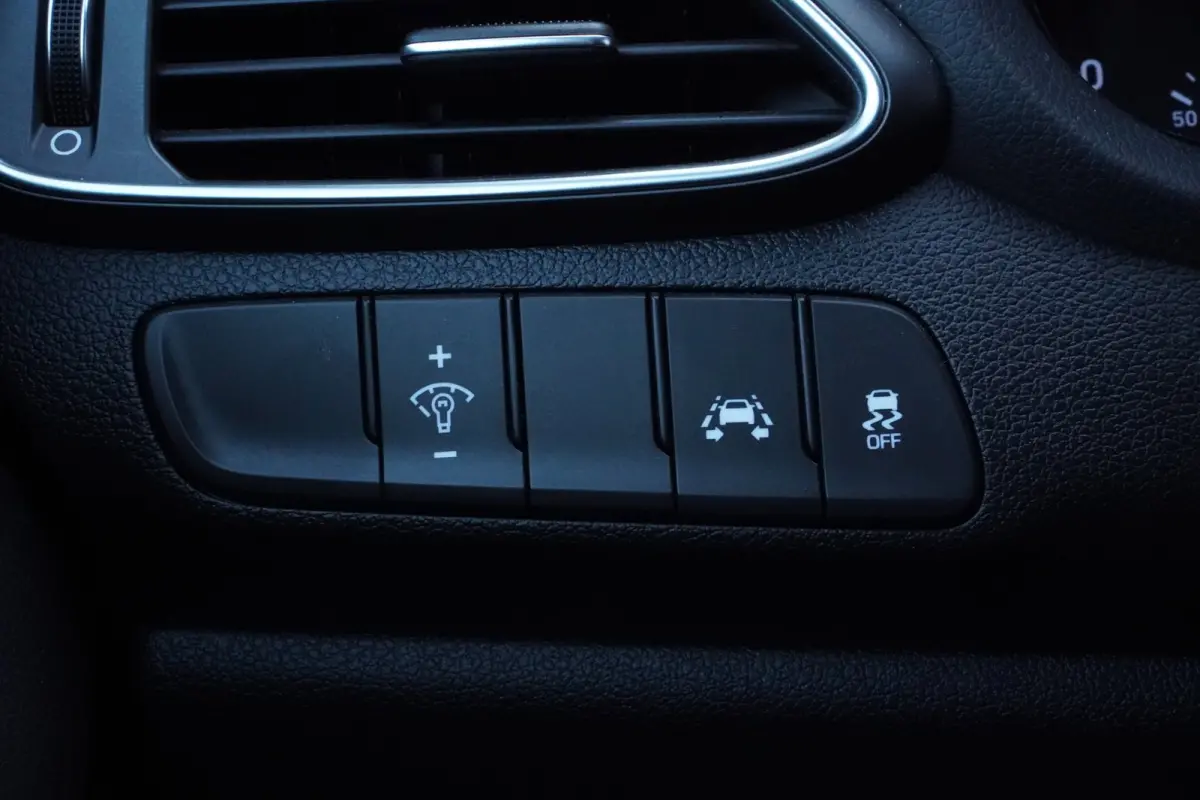 1.0 T-GDI First Edition / Camera / Navi / Cruise / ECC / Carplay / = 90.000 KM !!