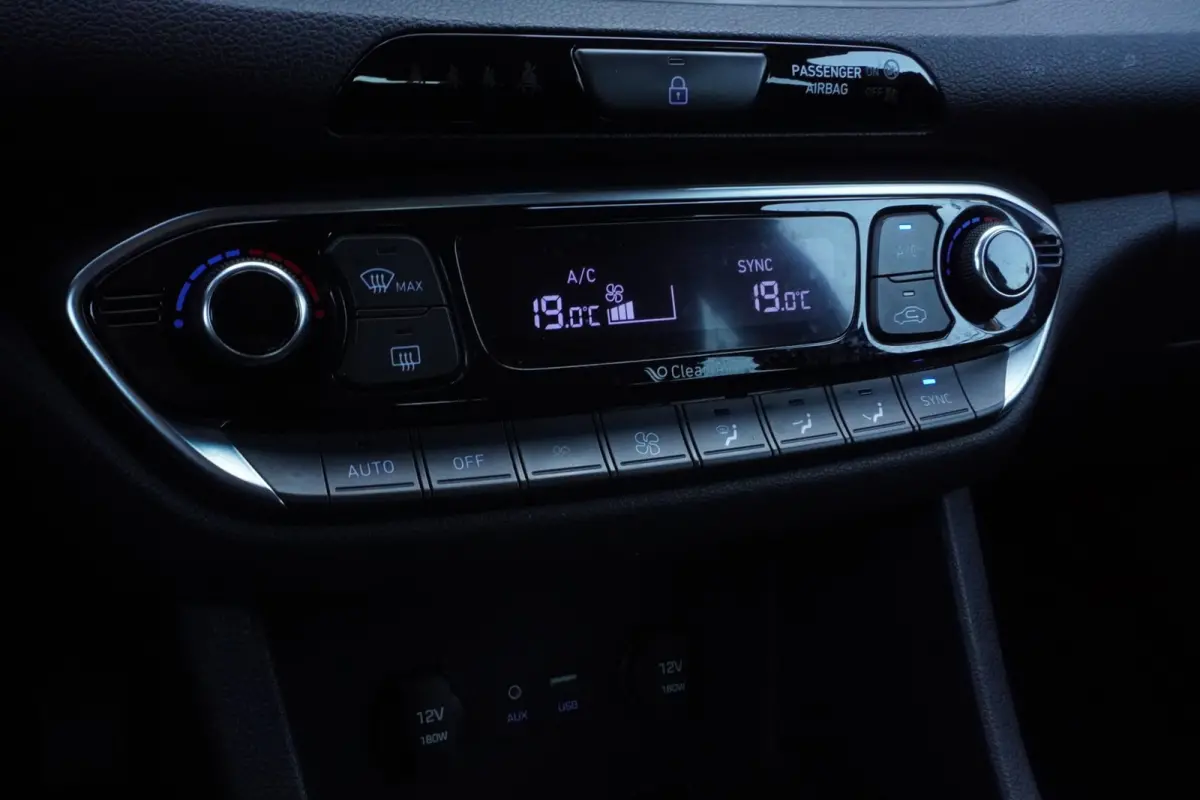 1.0 T-GDI First Edition / Camera / Navi / Cruise / ECC / Carplay / = 90.000 KM !!