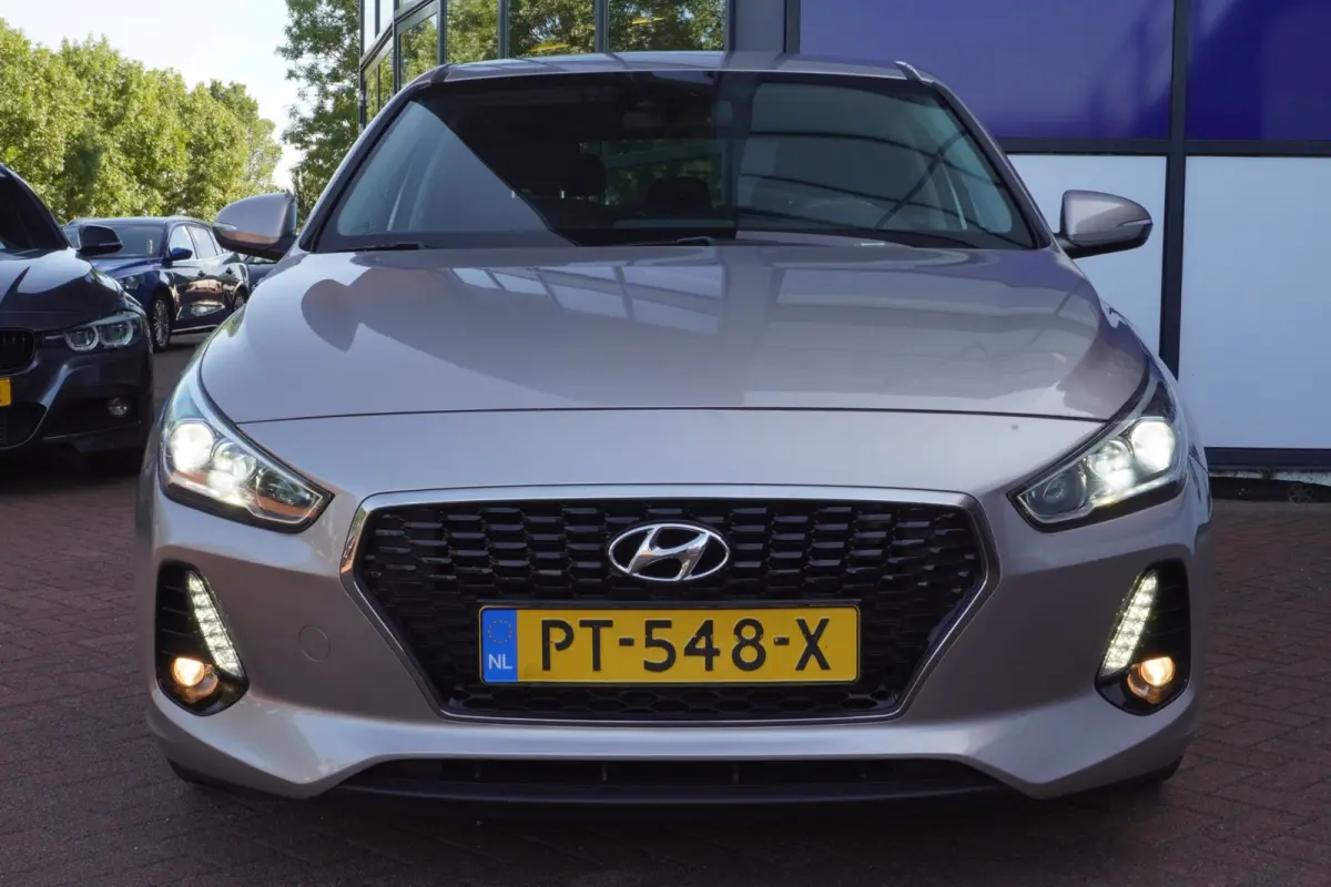 1.0 T-GDI First Edition / Camera / Navi / Cruise / ECC / Carplay / = 90.000 KM !!