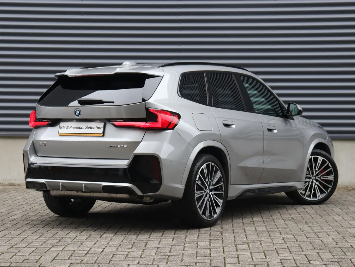 xDrive30e | M Sportpakket Pro | Panodak | Head-Up | Trekhaak | Elektr. Stoelen | Harman Kardon | Driving Assistant Prof. | Comfort Access | SOH 100% | 20'' LMV