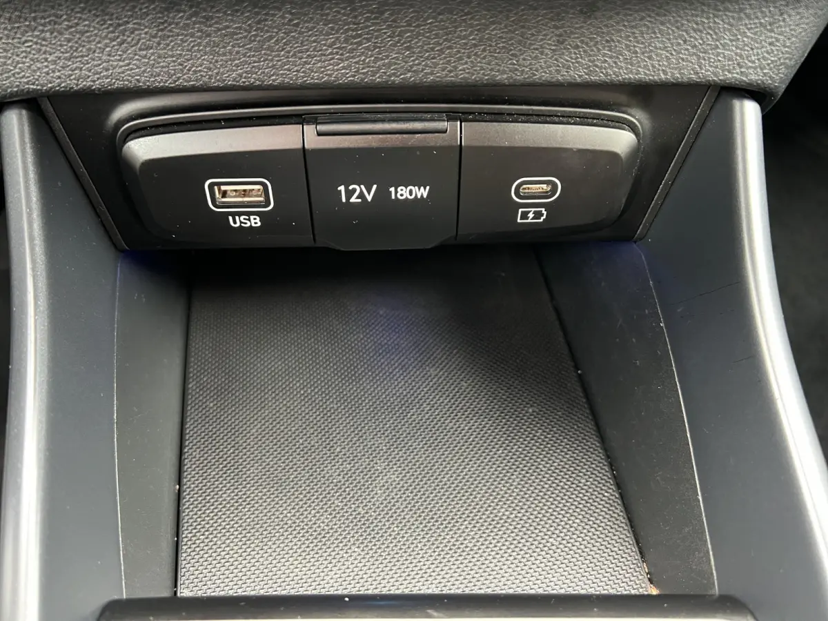 1.0 T-GDI 100pk Premium | Carplay | Climate control | Cruise control | Stoel/stuurverwarming | Camera | Parkeersensoren | DAB | Premium Audio | Lichtmetalen velgen | Navigatie