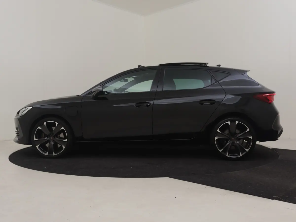 1.4 e-Hybrid VZ Adrenaline 245 Pk AUTO l Elektr. Pano-dak | Camera | Cr. Control Adapt | Climate Cont. | Keyless | Stoel/stuurverw | App connect | Dodehoekdetectie | Navi | DAB | LED | 19"LM